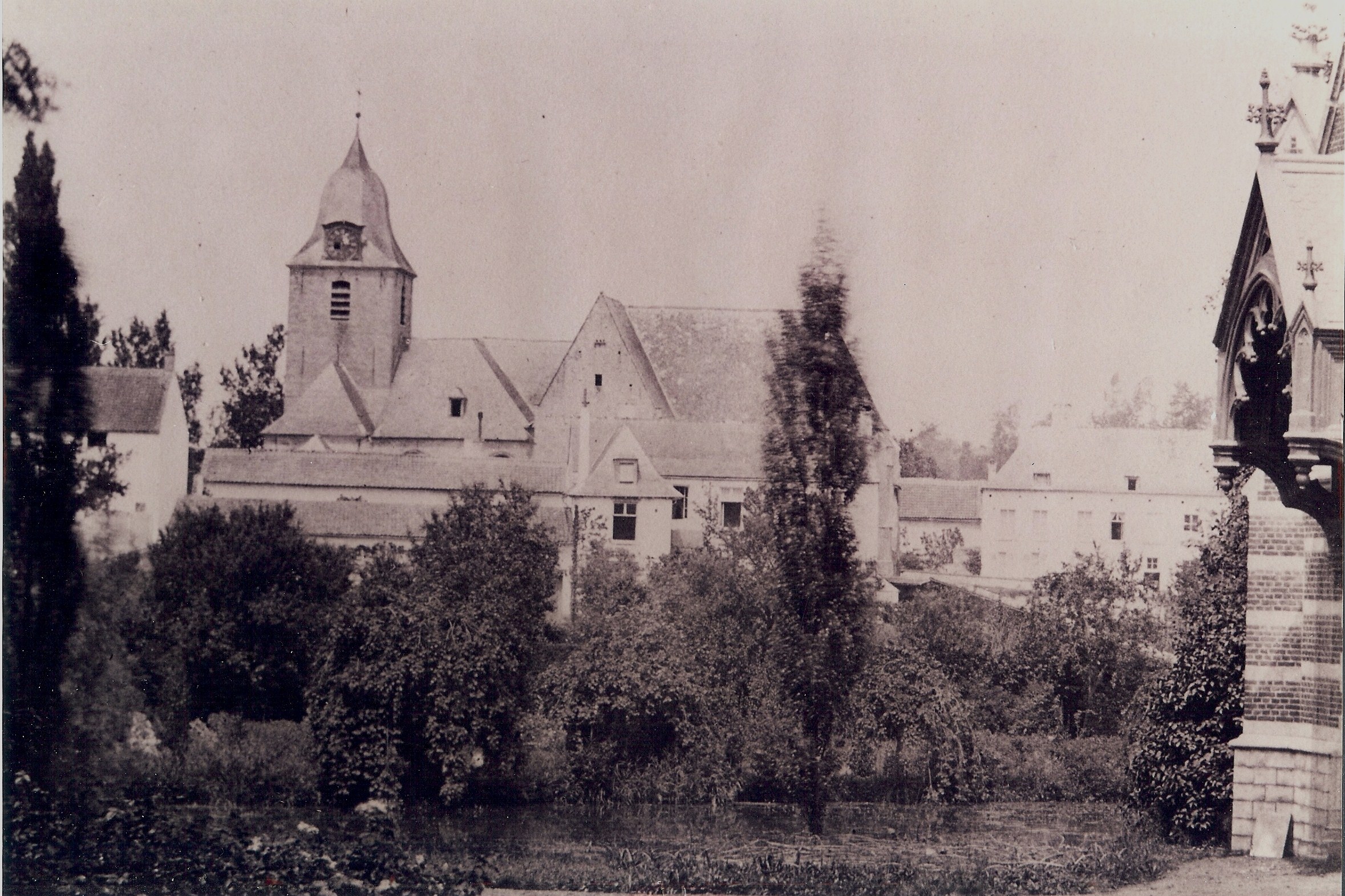 Schepenhuis met oude kerk (foto tussen 1858 en 1870)